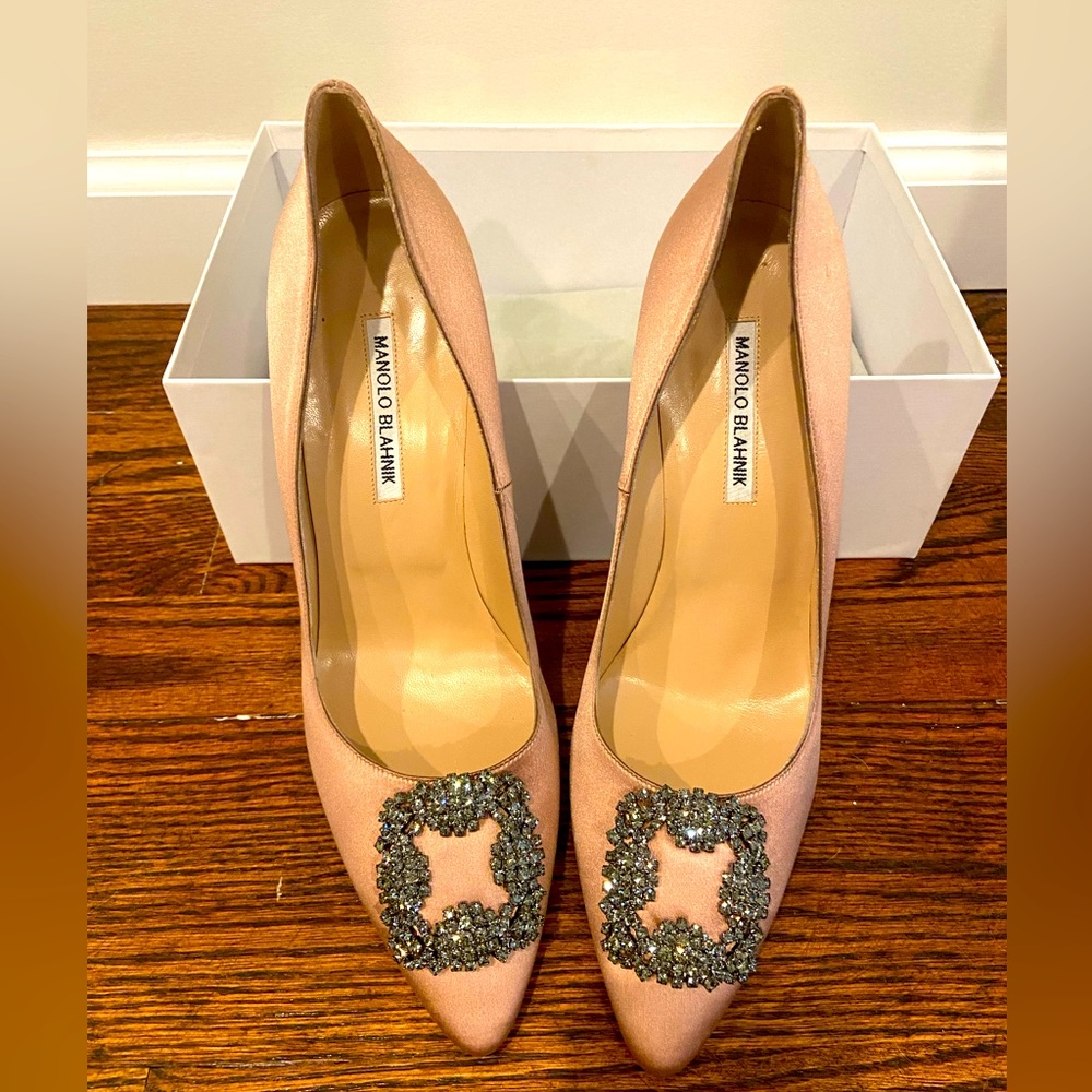 Manolo Blahnik 105MM hangisi flesh satin pump. New